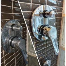 Porównanie baterii prysznicowej przed i po usunięciu osadu, widoczne brązowe płytki w tle.