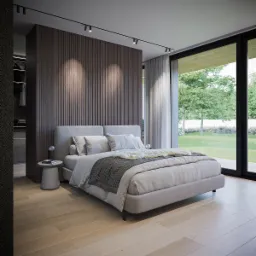 Nowoczesna sypialnia z drewnianą ścianą, łóżkiem w odcieniach szarości, stolikiem nocnym i dużym oknem z widokiem na ogród.