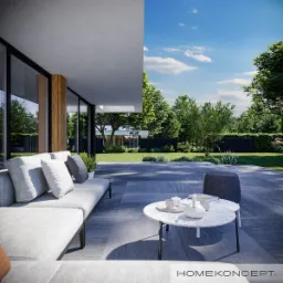 Zadaszony taras z szarą sofą z poduszkami, marmurowym stolikiem kawowym i widokiem na zadbany ogród z trawnikiem i drzewami.