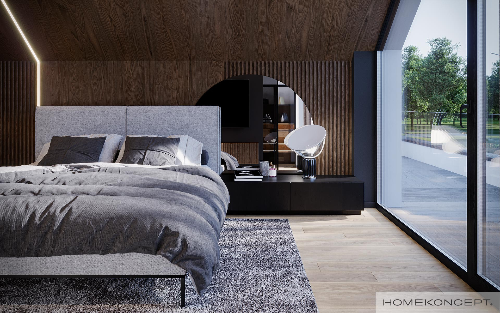 Nowoczesna sypialnia z drewnianą ścianą, szarą pościelą i dużym oknem z widokiem na zieleń, oświetlona lampą stojącą i listwą LED.