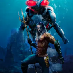 Postać w kostiumie z trójzębem, stojąca pod wodą z innym humanoidem w tle, w stylu grafiki filmowej.