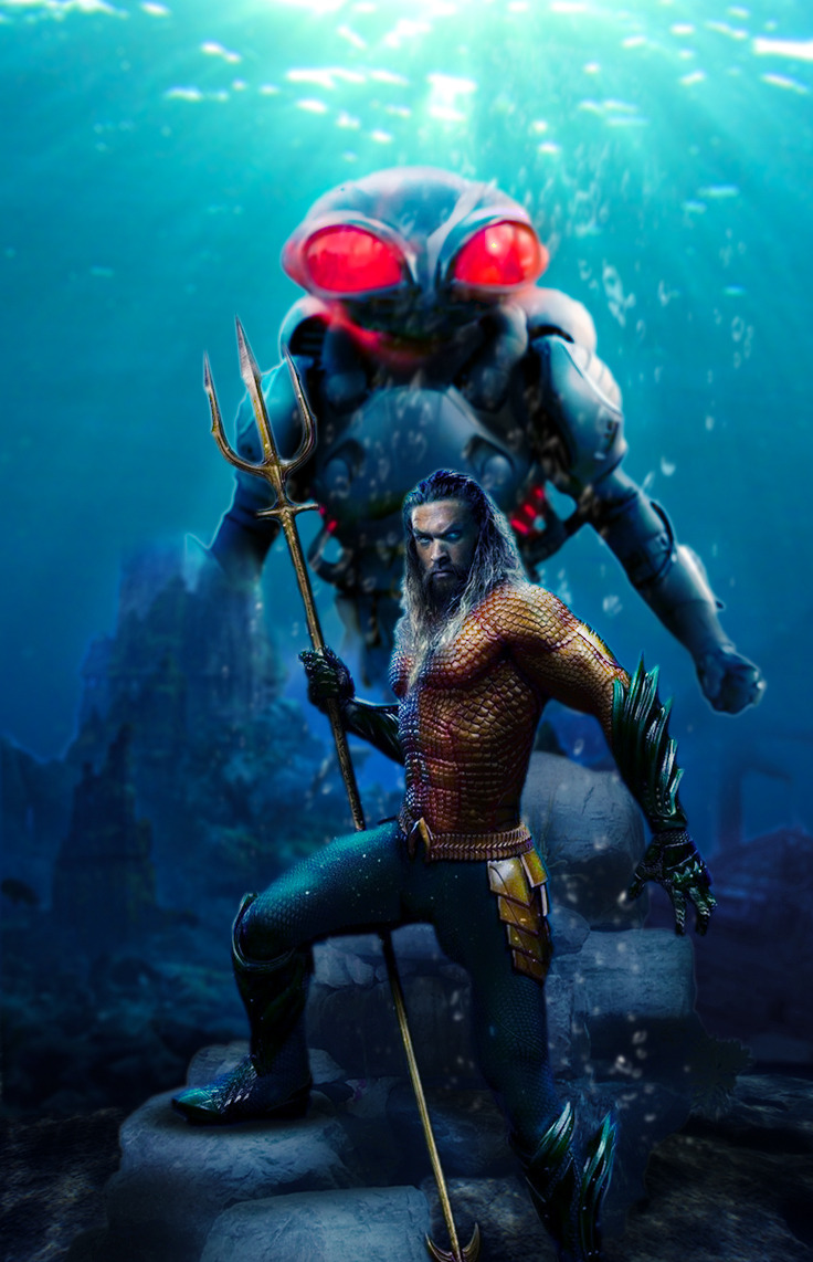 Postać w kostiumie z trójzębem, stojąca pod wodą z innym humanoidem w tle, w stylu grafiki filmowej.