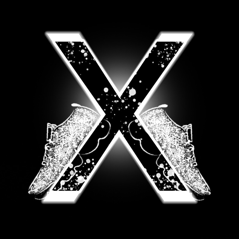 Grafika przedstawia literę X, w którą wkomponowane są dwa szkicowane buty sportowe z efektem rozpryskujących się kropek na czarnym tle.