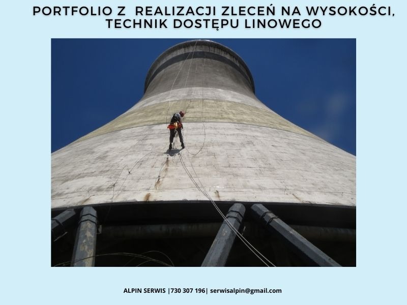 Pracownik zabezpieczony linami wykonuje prace na wysokości na chłodni kominowej, widoczne liny i uprząż.