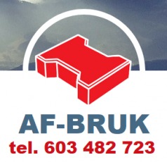 Logo firmy AF-BRUK z czerwoną kostką brukową w kształcie litery I na białym tle, numer telefonu poniżej. W tle widoczne niebo z chmurami.