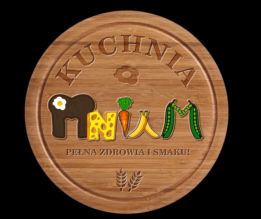Ilustracja logo firmy 'Kuchnia Mniam' na okrągłej desce do krojenia z bambusa, litery stylizowane na jedzenie: chleb z jajkiem, ser, marchewka, banan, groszek, napis 'Pełna zdrowia i smaku!', tło...