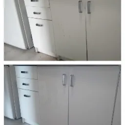 Porównanie stanu kuchennych szafek przed i po czyszczeniu, widoczne usunięte zabrudzenia i odświeżony wygląd.