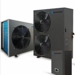 Dwie szare pompy ciepła Blaupunkt z wentylatorami i jednostka sterująca na białym tle.