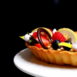 Zbliżenie na tartaletkę z kremem, truskawkami, malinami, borówkami, cytryną i dekoracją z czekolady, umieszczoną na białym talerzu na tle czerni.