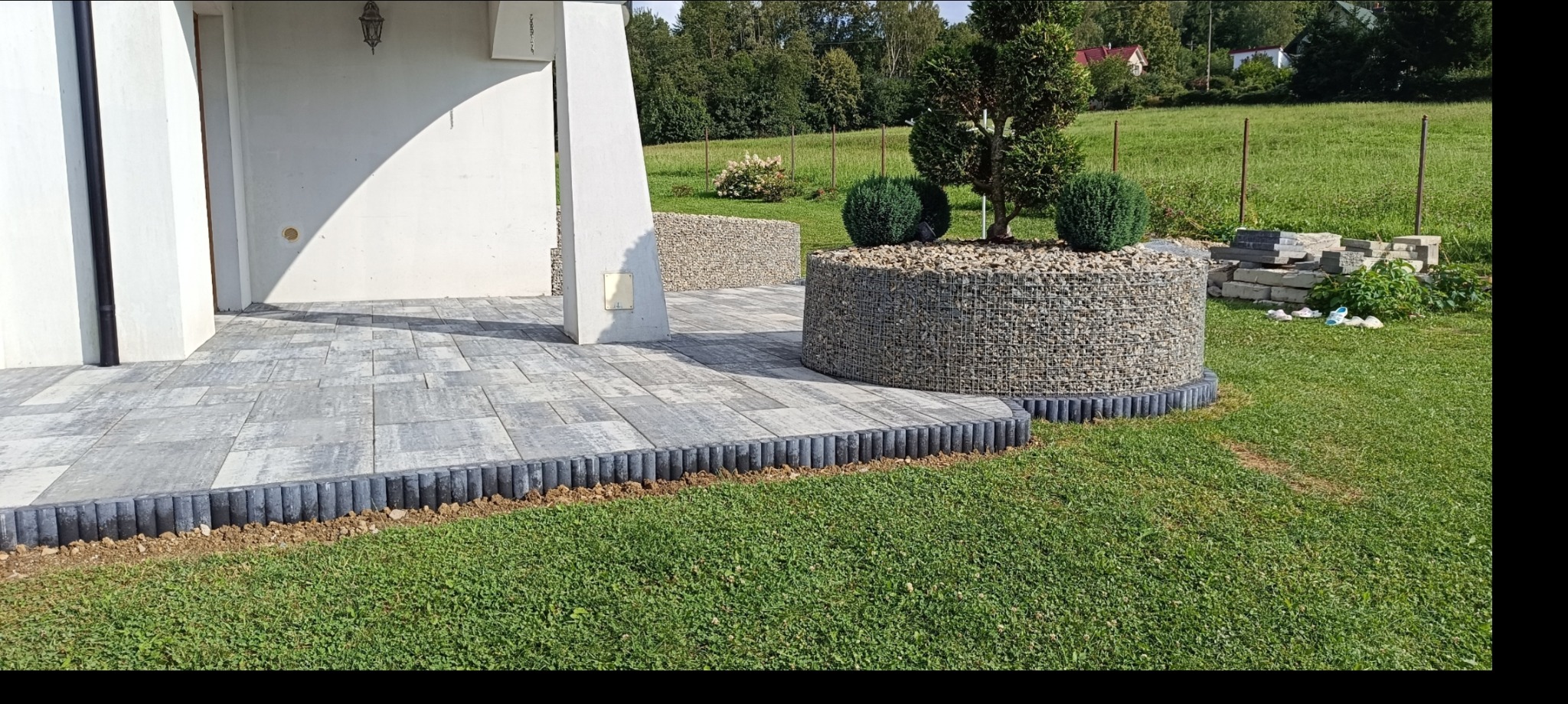 Taras płyta Romalit Color-Mix gr.5,5 Obrzeże Meander grafit Murek wraz z donicą kora kamienna