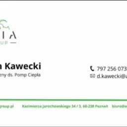 Wizytówka Damiana Kaweckiego, doradcy technicznego ds. pomp ciepła z Aria Group, zawierająca logo firmy, numer telefonu, adres e-mail i adres biura w Poznaniu.