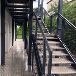 Nasz debiutancki projekt na rynku niemieckim, czyli klatka schodowa bloku mieszkalnego w Bad Hersfeld. Zlecenie polegało na zaprojektowaniu i wykonaniu metalowej konstrukcji schodów wraz z osłoną przed wiatrem i deszczem.