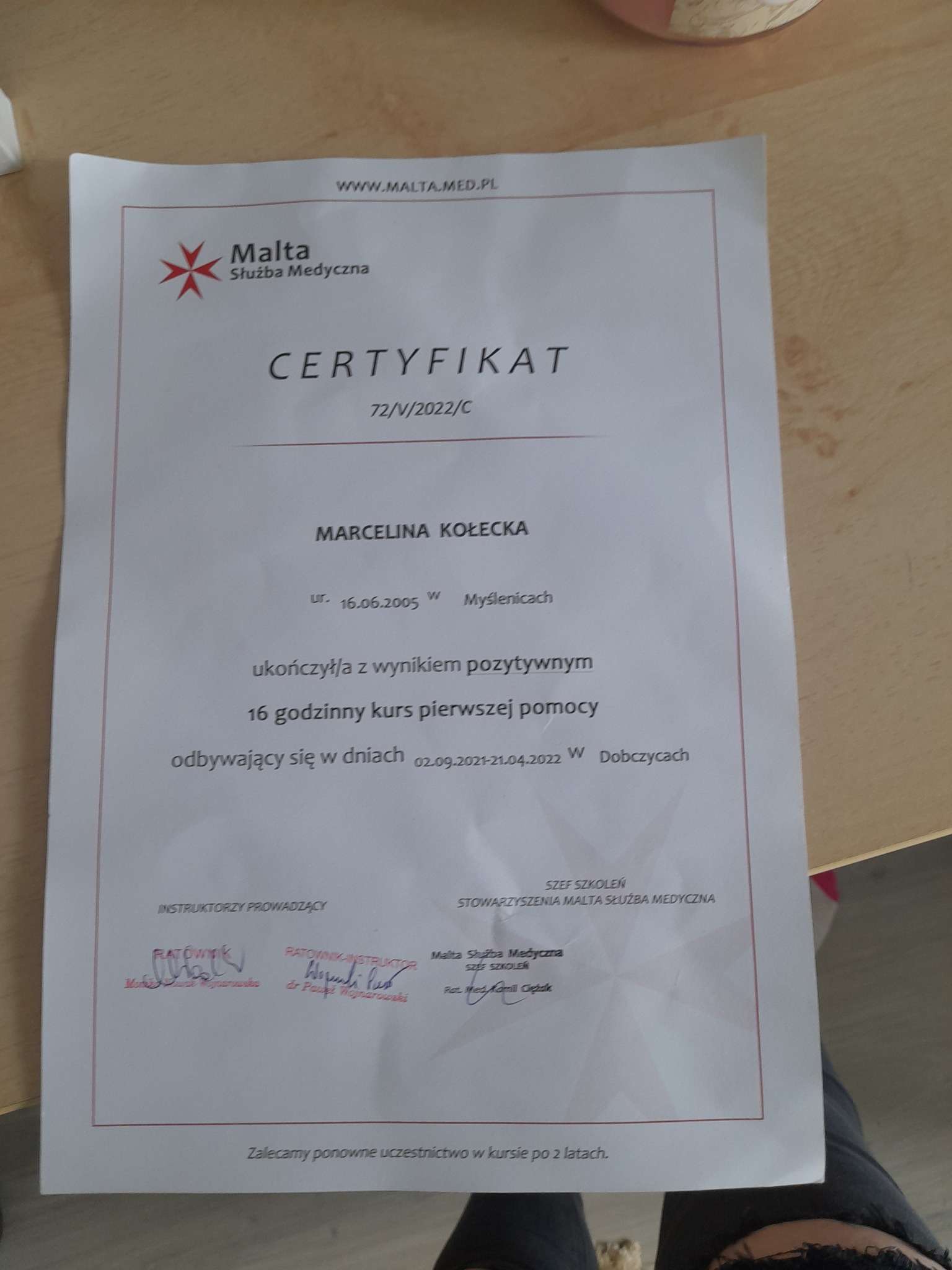 Certyfikat ukończenia 16-godzinnego kursu pierwszej pomocy przez Marcelinę Kołecką, wydany przez Malta Służba Medyczna, z datą 21.04.2022, podpisany przez instruktorów i szefa szkoleń.