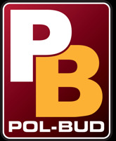 Logo firmy budowlanej POL-BUD na ciemnoczerwonym tle. Biała litera P nakładająca się na pomarańczową literę B. Pod spodem nazwa firmy.