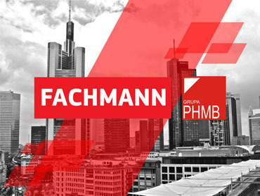 Logo Fachmann Grupa PHMB na tle panoramy miasta z drapaczami chmur, z czerwonymi elementami graficznymi.