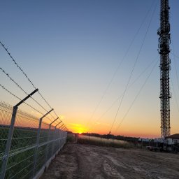 Ogrodzenie panelowe z uziemnieniem i zabezpieczeniem