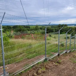 ogrodzenie w terenie