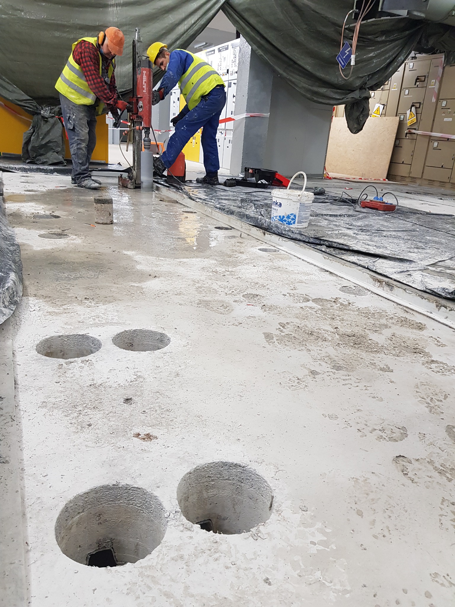 wykonanie otworów w posadzce