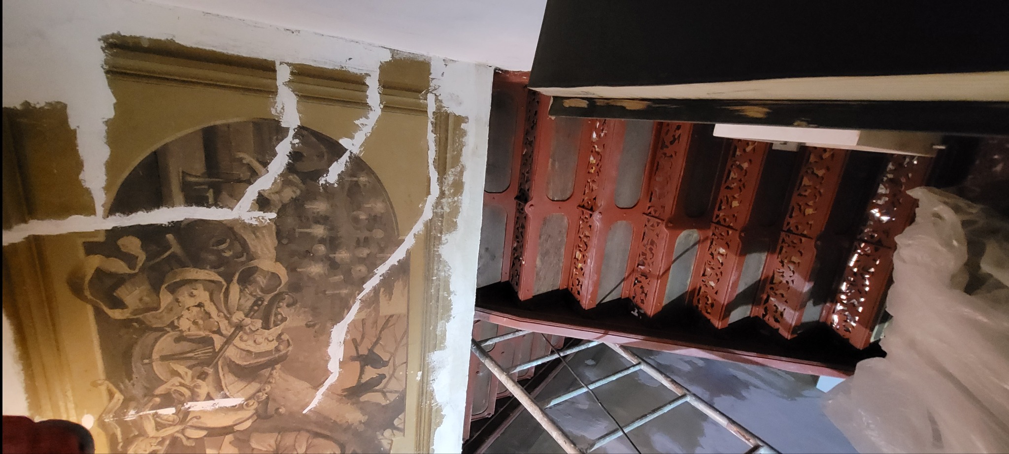 Prace remontowe zabytkowej klatki schodowej w Radomiu