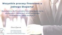 Mężczyzna w garniturze, z rozmytym tłem, częściowo zasłonięty przez kartę z tekstem reklamowym o procesach finansowych i rozwiązaniach dla przedsiębiorców, z danymi kontaktowymi.