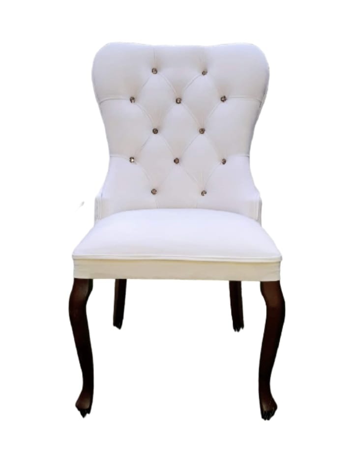 Eleganckie krzesło z białym tapicerowanym siedziskiem i oparciem, zdobionym guzikami, na ciemnych, giętych nogach.