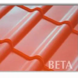 Czerwony arkusz blachy profilowanej imitujący dachówkę, z widocznym logo 'BETA' w prawym dolnym rogu.