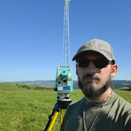 Badanie pionowości wieży telekomunikacyjnej