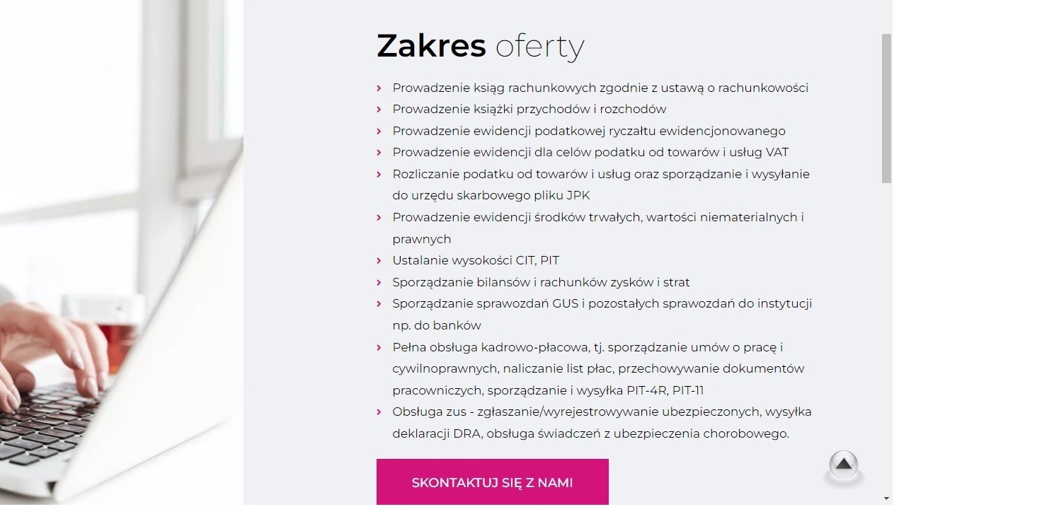 Dłoń kobiety na klawiaturze laptopa, obok widoczny zakres oferty z listą usług, takich jak prowadzenie ksiąg rachunkowych, obsługa kadrowo-płacowa i obsługa ZUS.