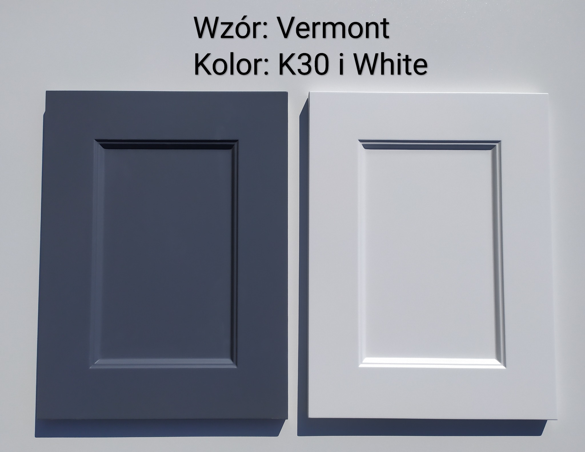 Dwa fronty szafek w kolorach K30 (ciemny szary) i White, wzór Vermont, prezentacja kolorystyki i wykończenia.