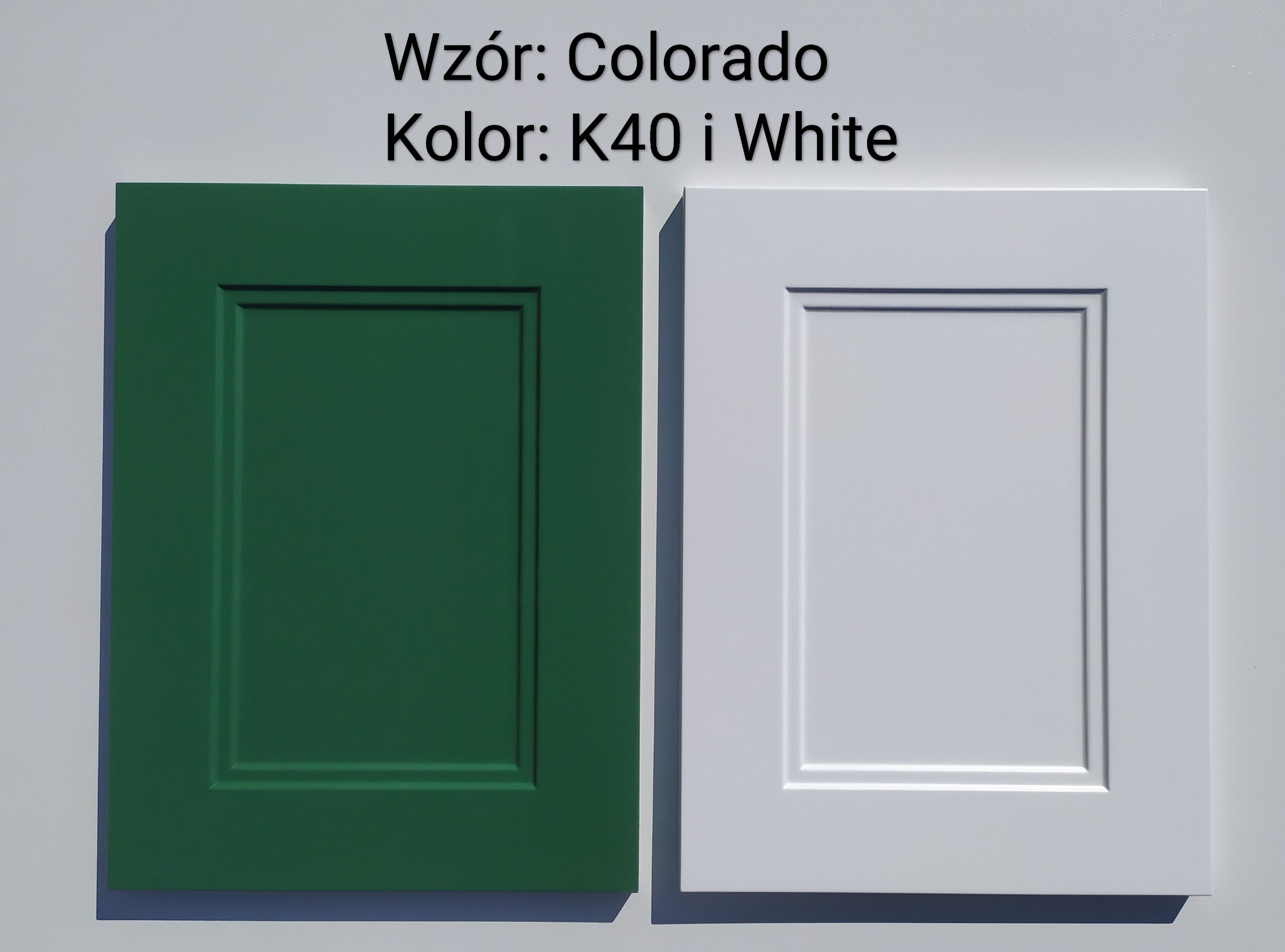 Dwa fronty meblowe w kolorach K40 (ciemna zieleń) i White, wzór Colorado, prezentowane na jasnym tle.