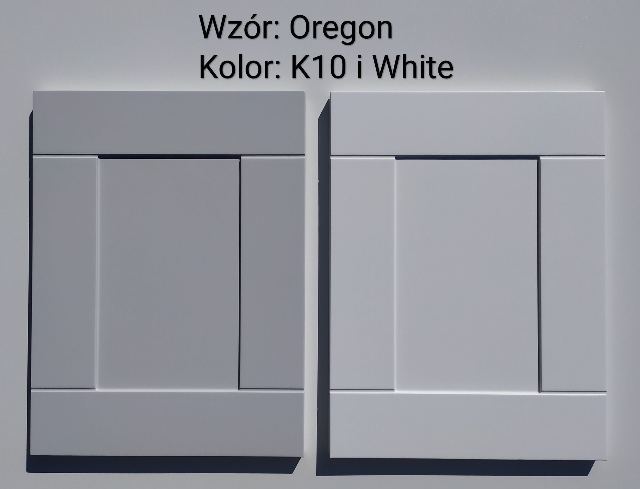 Dwa fronty meblowe w stylu Oregon, jeden w kolorze K10, drugi w kolorze White, prezentowane na jednolitym tle.