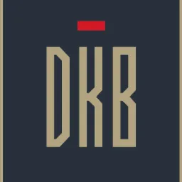 Stylizowane logo DKB na granatowym tle z cienką beżową ramką i czerwonym prostokątem u góry.