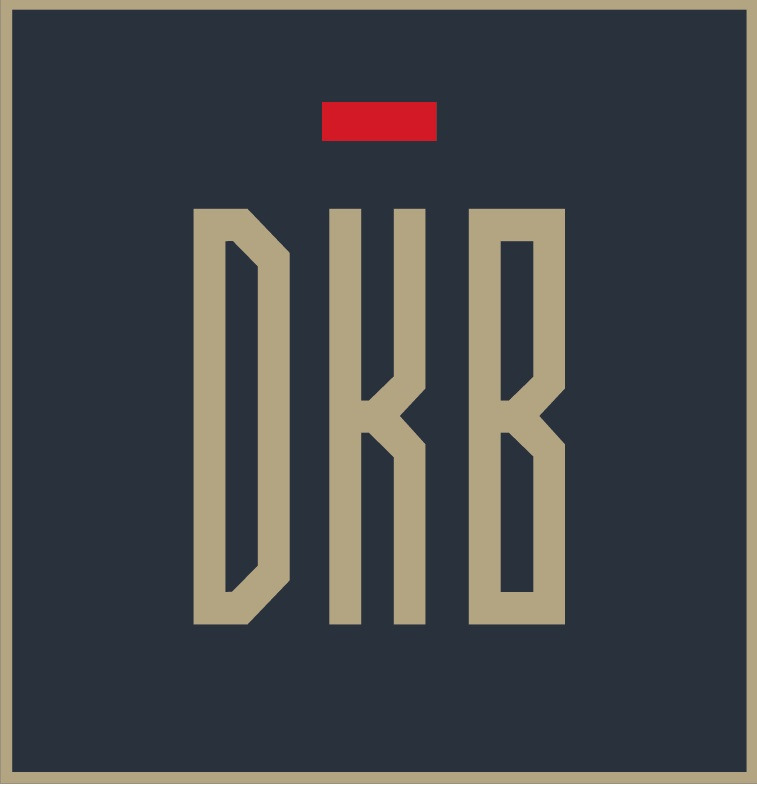 Stylizowane logo DKB na granatowym tle z cienką beżową ramką i czerwonym prostokątem u góry.