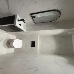 Nowoczesna łazienka wykończona białymi płytkami imitującymi marmur, z czarnymi akcentami: umywalka z szafką, bateria, rama lustra i przycisk spłuczki.