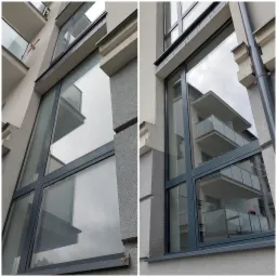 Porównanie okna przed i po czyszczeniu na elewacji budynku wielorodzinnego, widoczne krople wody na umytym oknie, szara stolarka okienna.