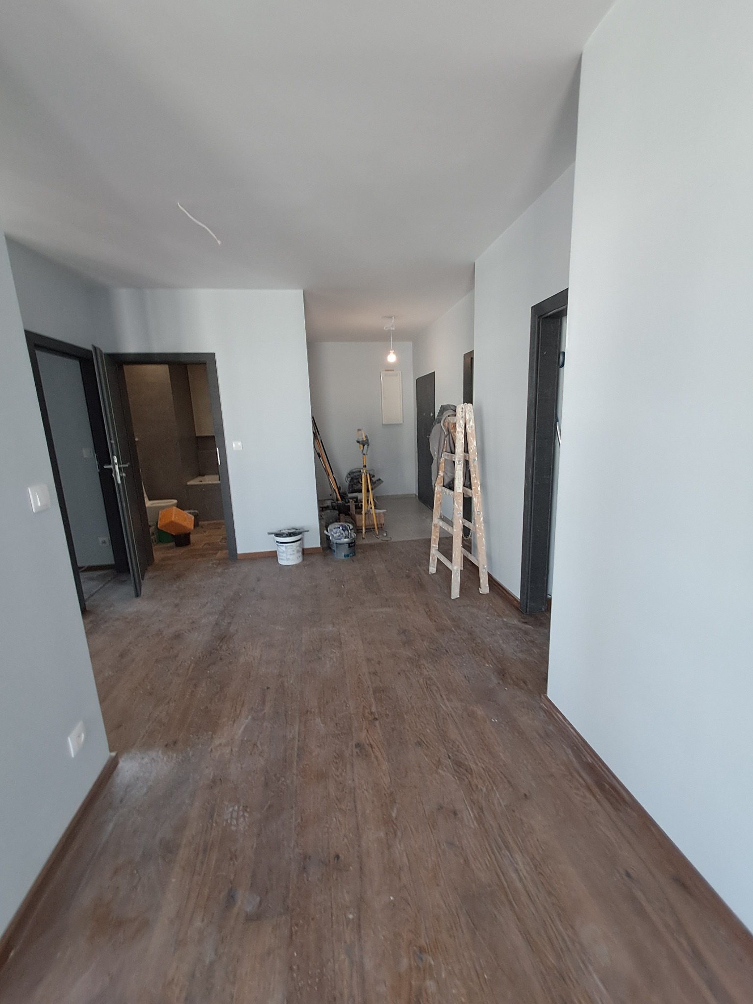 Położenie gladzi wraz z pałowaniem Układanie desek na podłodze z listwami