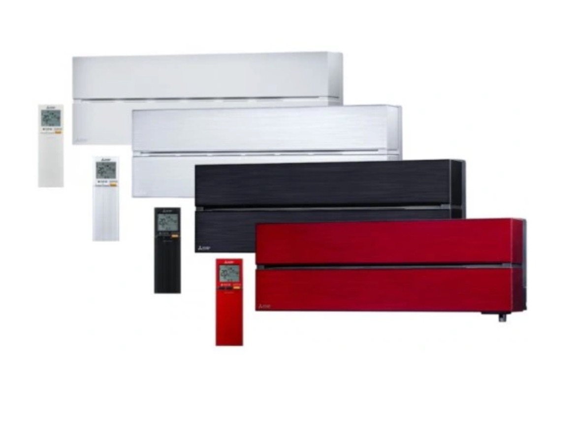 Prezentacja klimatyzatorów ściennych w kolorach: białym, srebrnym, czarnym i czerwonym wraz z pilotami.