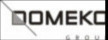Logo firmy Domeko Group z szarym kwadratem i stylizowanymi literami na białym tle.