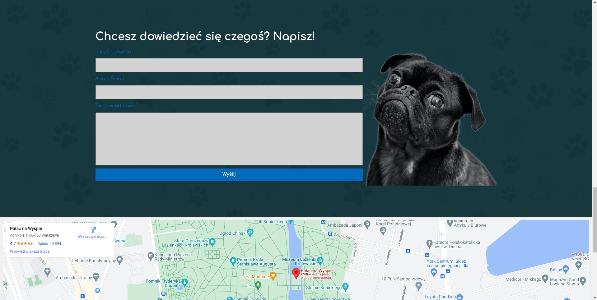 Formularz kontaktowy z polami na imię, adres e-mail i wiadomość, ozdobiony szarymi odciskami łap na ciemnozielonym tle i portretem mopsa w prawym górnym rogu, mapa z lokalizacją Pałacu na Wyspie...