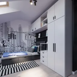 Pokój młodzieżowy z łóżkiem na podeście z szufladami, białą zabudową meblową od podłogi do sufitu i fototapetą z motywem miejskim, oświetlony lampą sufitową na szynie.