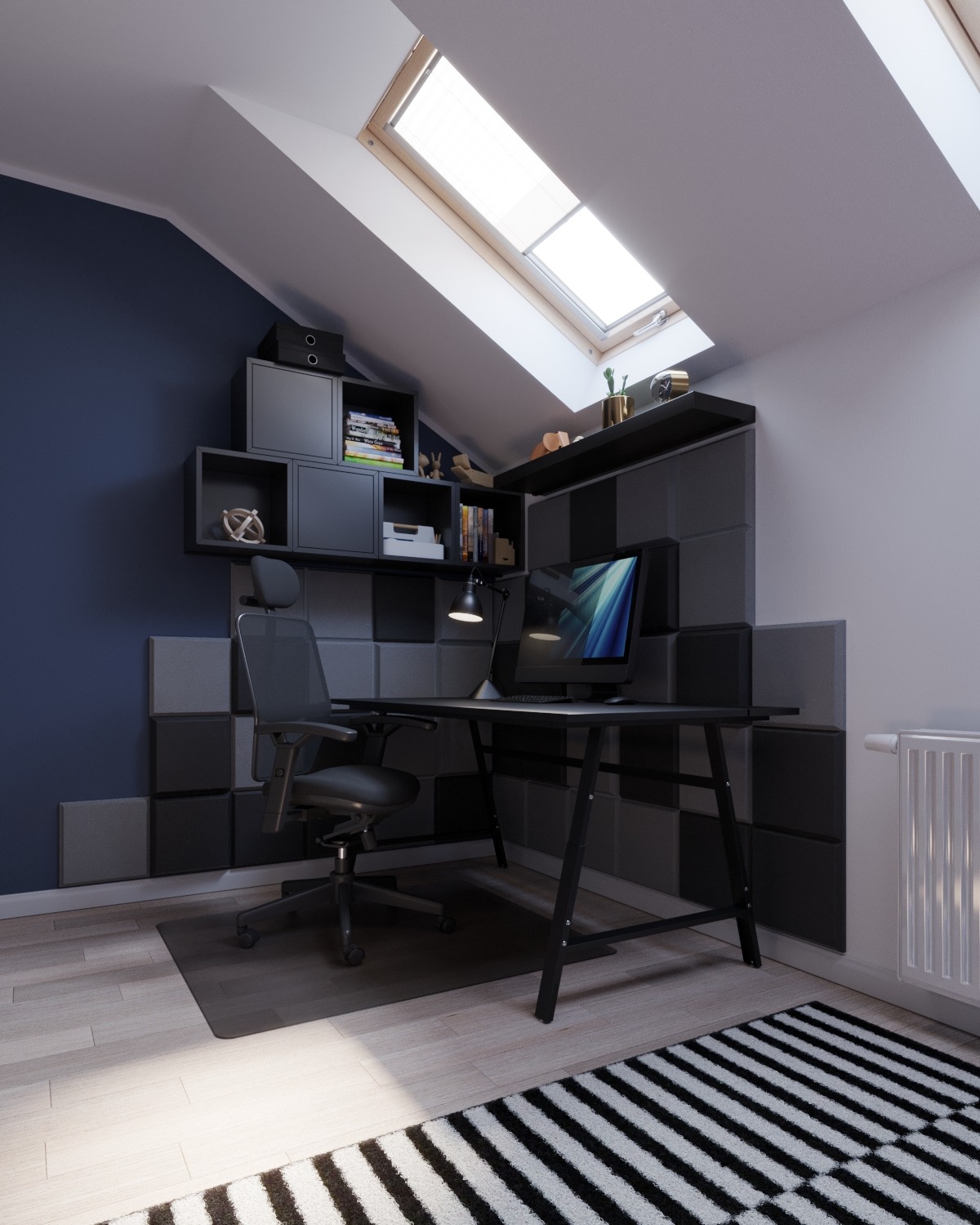 Nowoczesne biuro w pokoju na poddaszu z oknem dachowym, czarnym biurkiem, krzesłem biurowym i regałami na ścianie w kolorze granatowym, dywan w czarno-białe paski na podłodze.
