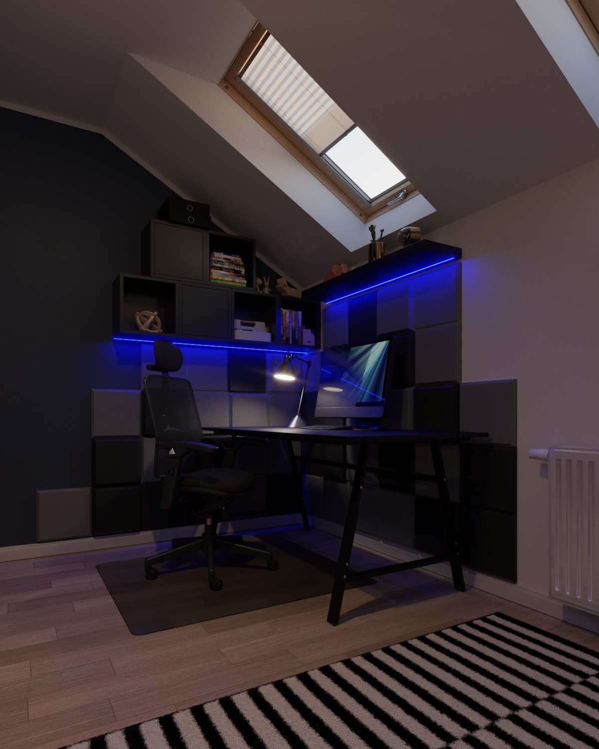 Pokój na poddaszu z biurkiem komputerowym, krzesłem obrotowym i regałami podświetlonymi niebieskim LED, oświetlony lampką biurkową i światłem wpadającym przez okno dachowe.