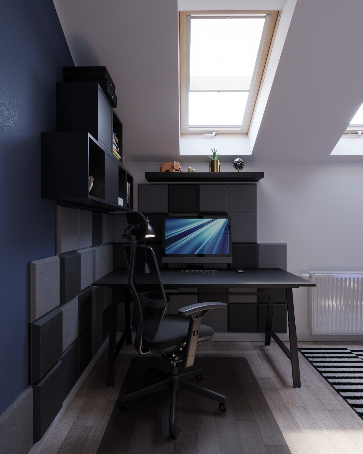 Pokój na poddaszu z czarnym biurkiem, krzesłem obrotowym, komputerem i panelami akustycznymi na ścianie, oświetlony przez okna dachowe.
