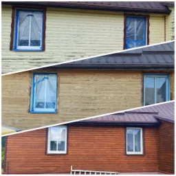 Kompozycja trzech ujęć elewacji drewnianego domu w trakcie zmiany koloru: od jasnego, przez przygotowanie z folią ochronną na oknach, do ciemnobrązowego wykończenia.