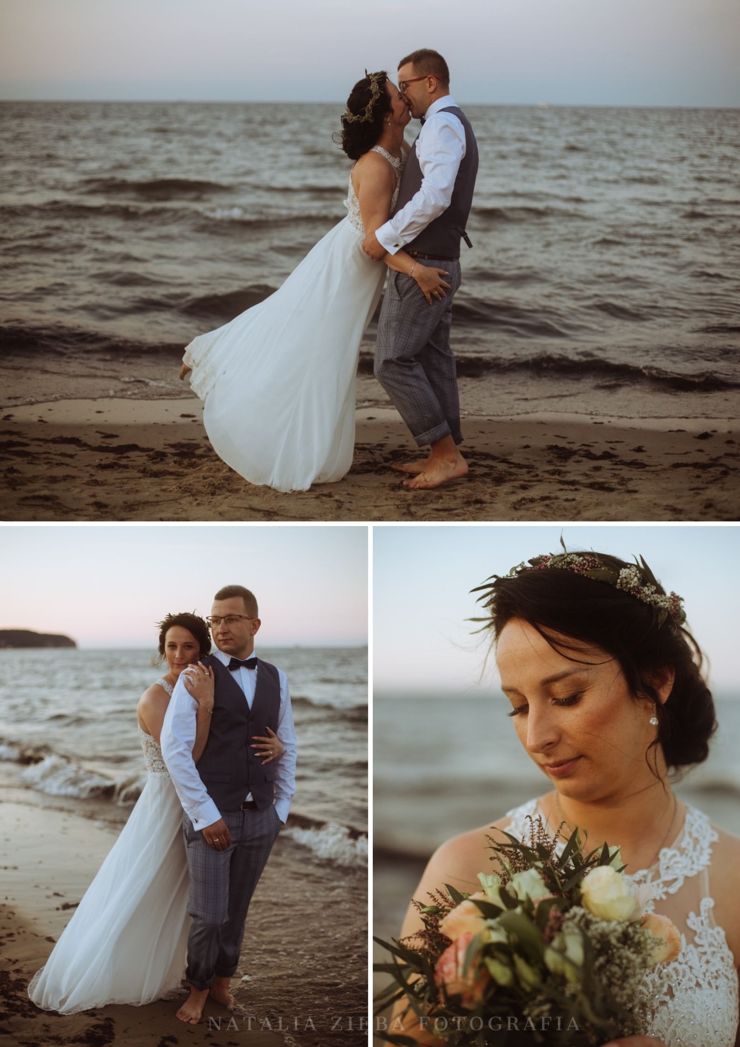 Para młoda na plaży podczas zachodu słońca: panna młoda w białej sukni z koronkowym dekoltem i wiankiem, pan młody w szarej kamizelce i spodniach w kratę bez butów, całują się na tle fal.