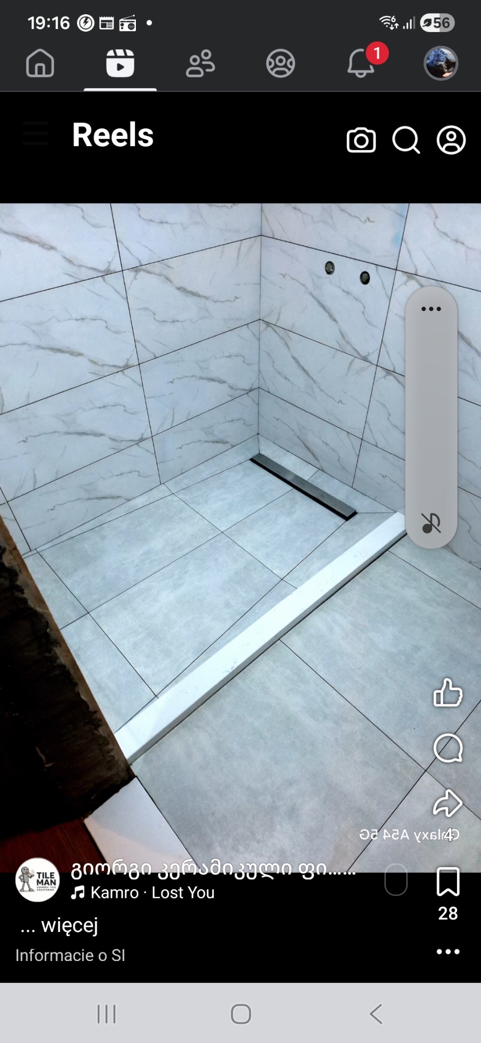 Wykończony brodzik z odpływem liniowym i marmurowymi płytkami w kabinie prysznicowej. Widok z góry, ukośny kadr. Minimalistyczny design.