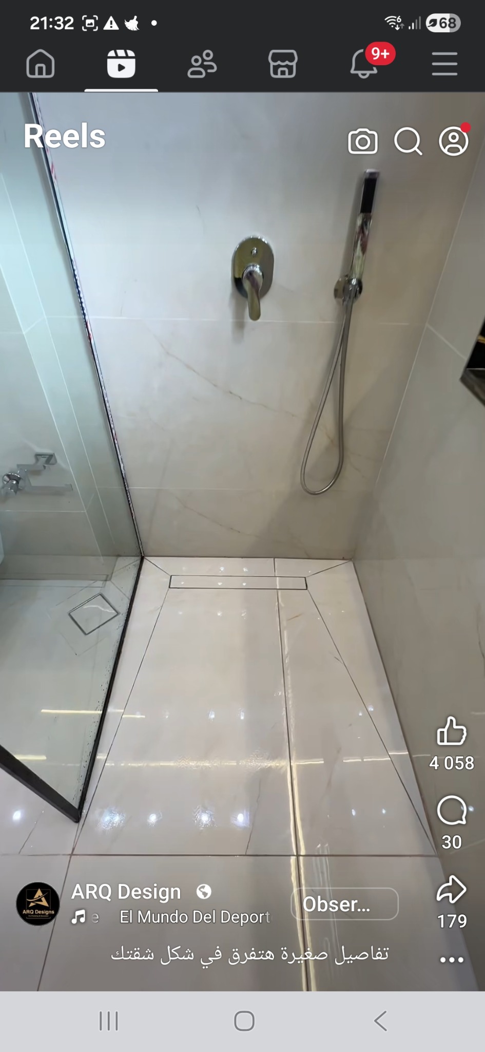 Nowoczesna kabina prysznicowa z odpływem liniowym i marmurowymi płytkami. Minimalistyczny design, chromowana armatura, szklana ściana. Wykończenie łazienki w jasnych barwach.