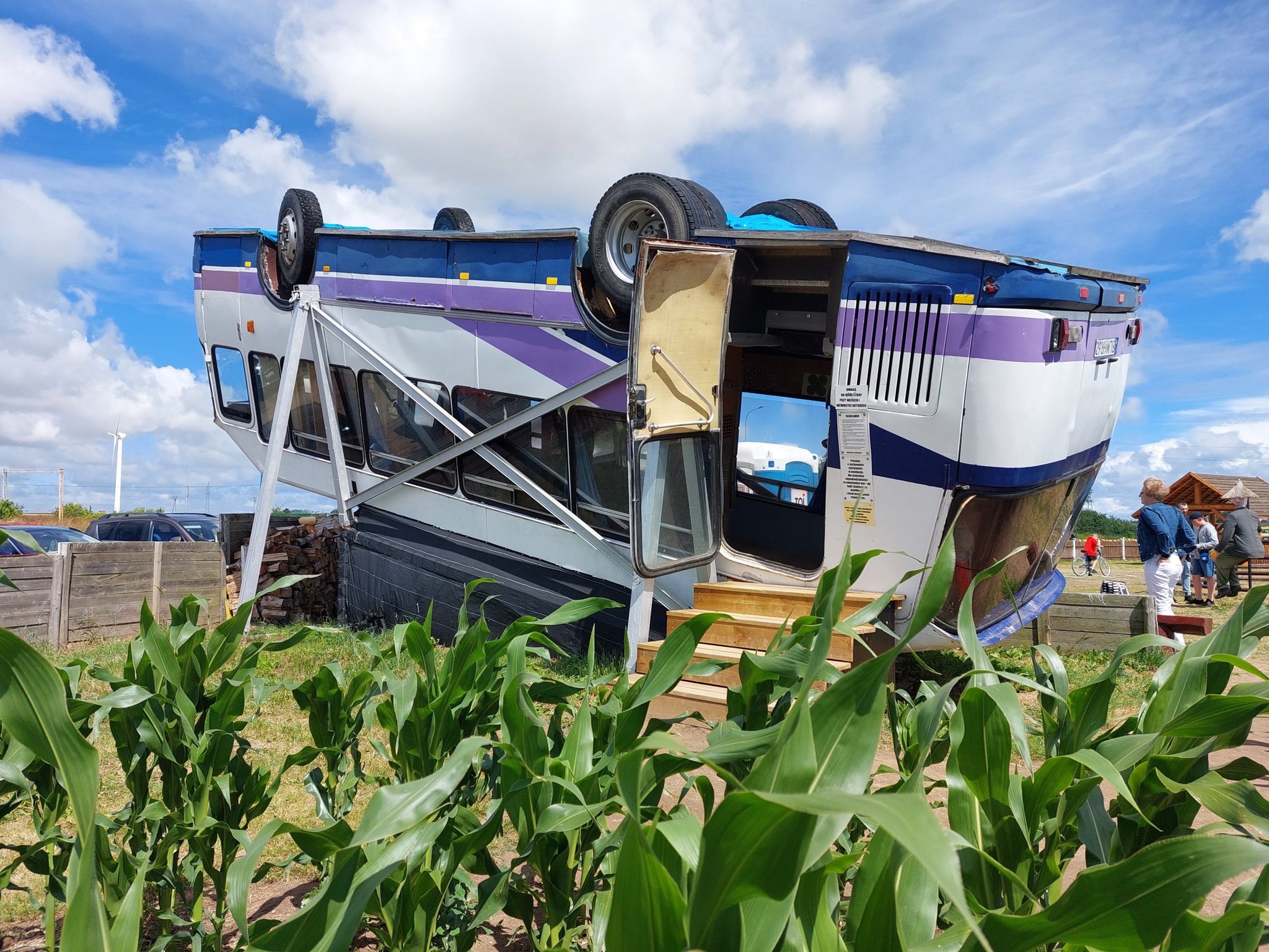Przewrócony autobus - atrakcja turystyczna przy drodze na Hel 'Labirynt w polu kukurydzy Swarzewo'.