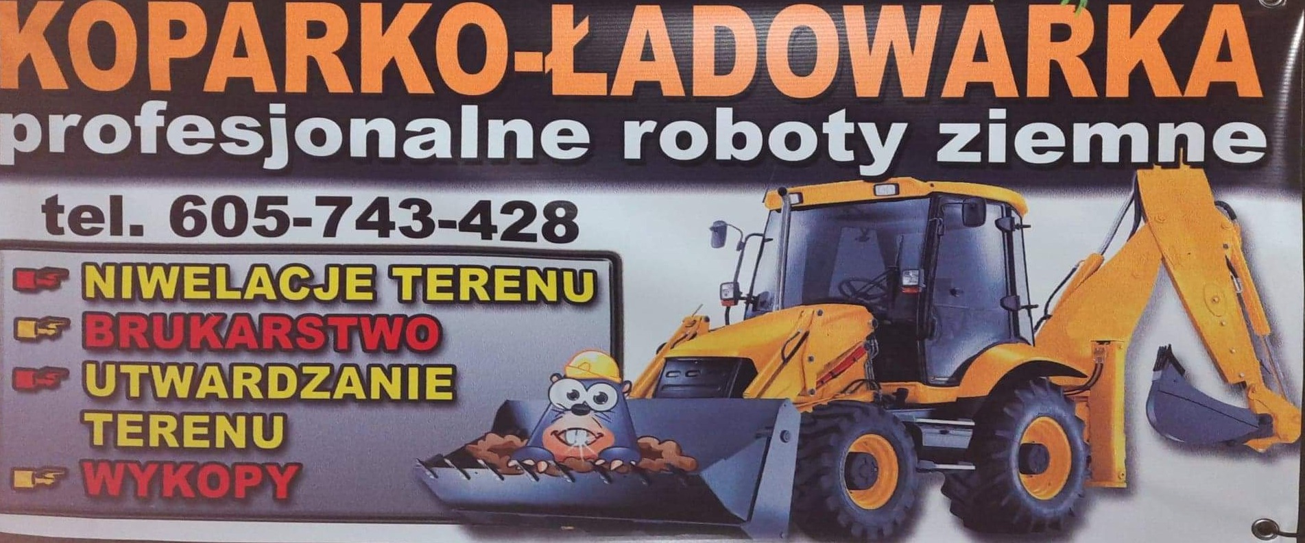 Baner reklamowy z ilustracją koparko-ładowarki, molem w kasku i wykazem usług: niwelacje terenu, brukarstwo, utwardzanie terenu, wykopy oraz numerem telefonu.