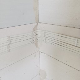 Nowa instalacja, podkuwanie w narożnikach ścian dzięki temu kable nie odstają  